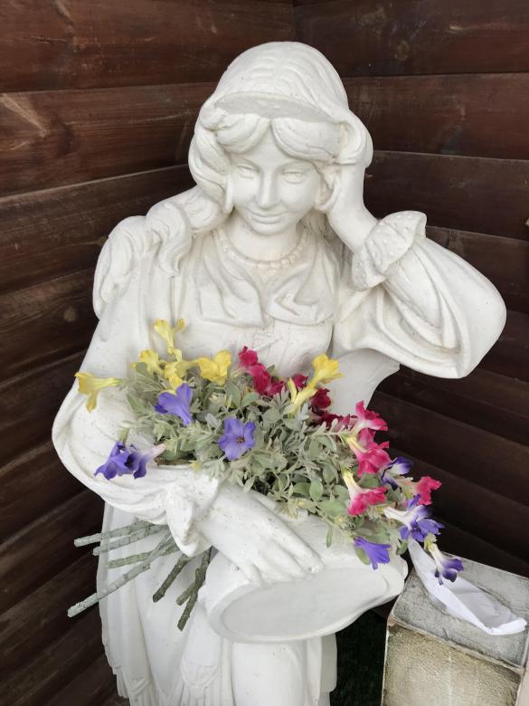 Free stock image of Female Statue with Flowers created by Ralph Schmidt