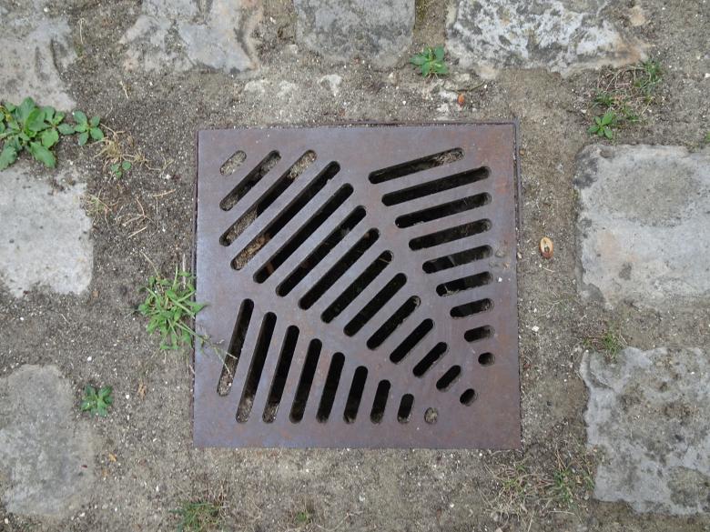 Free stock image of Sewage Grid with Sandstone Pavement Around it created by GAIMARD Jacques