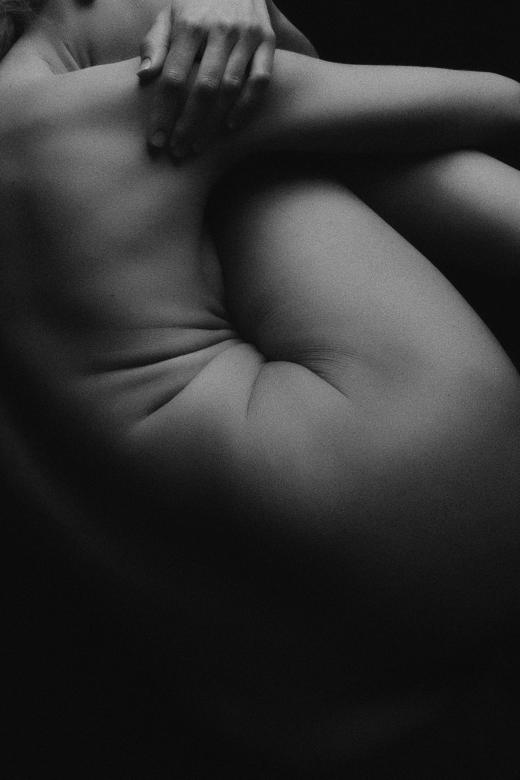 Free stock image of Black and White Body Pose created by Alexander Krivitskiy