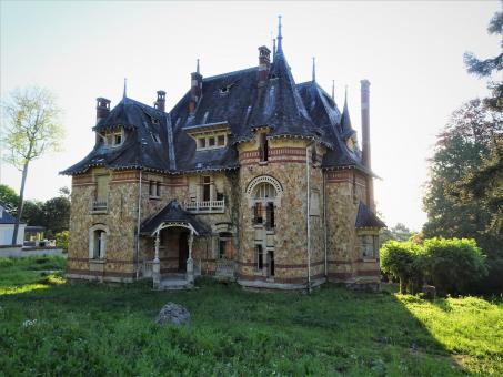 Free Stock Photo of Large and impressing house of the 1900's (actually abandoned!!)