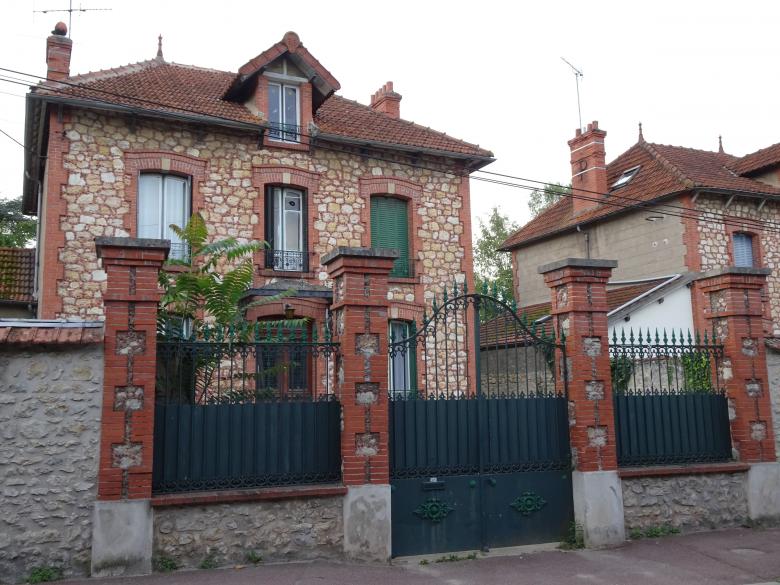 Free stock image of House with well shaped millstones created by GAIMARD Jacques