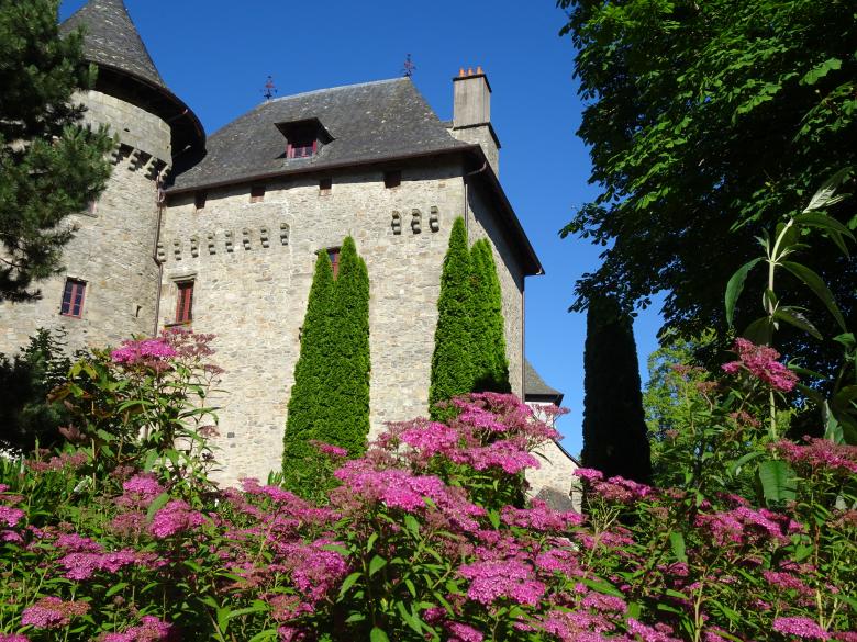Free stock image of huge middle-age fortified castle, flowers and trees... created by GAIMARD Jacques