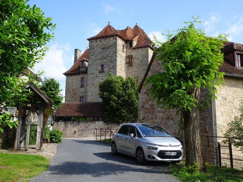 Free stock image of Clear limestone castle with "meridional" roof created by GAIMARD Jacques