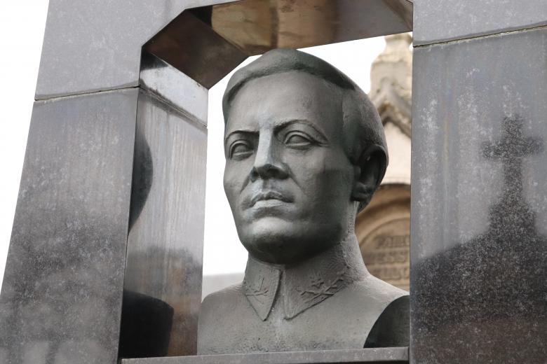 Free stock image of Black marble modern sculpture on a grave created by GAIMARD Jacques