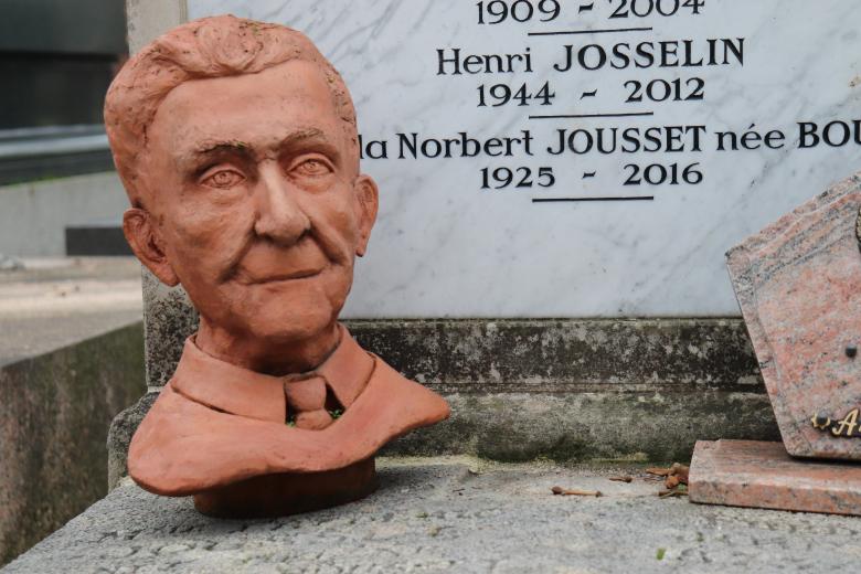 Free stock image of Unusual sculpture on a grave created by GAIMARD Jacques