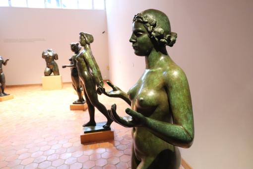 Free Stock Photo of Room of the standing full size nude statues