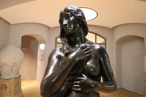 Free Stock Photo of Black bronze statue of nude woman