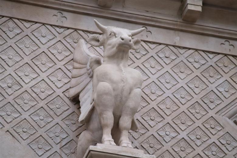Free stock image of Winged bull sculpture on a monument created by GAIMARD Jacques