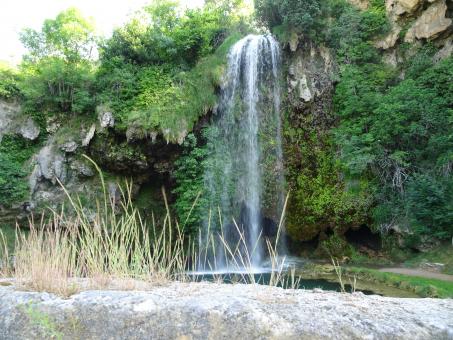 Free Stock Photo of Little waterfall in the mountains