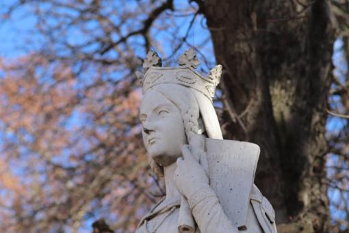 Free Stock Photo of Statue of french queen of 7th century