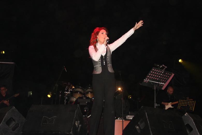 Free stock image of Woman Singing on Stage created by ilker efe