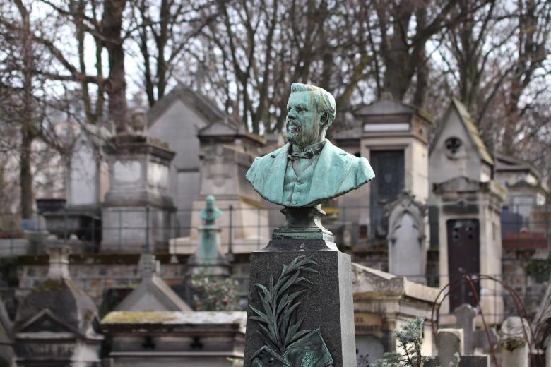 Free stock image of Bronze bust sculpture in a cemetery created by GAIMARD Jacques
