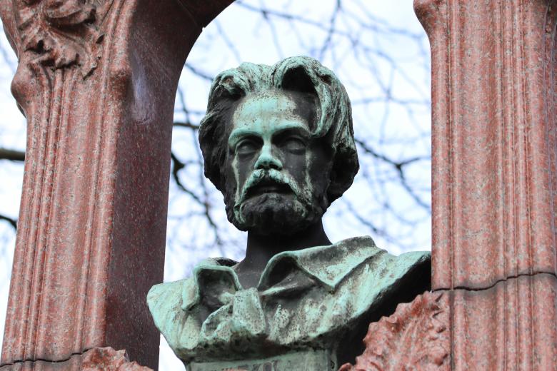 Free stock image of Bronze head in a cemetery created by GAIMARD Jacques