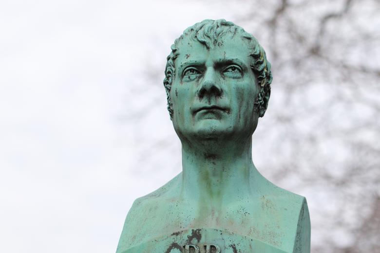 Free stock image of Bronze head in a cemetery created by GAIMARD Jacques