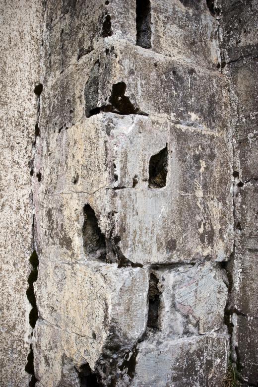 Free stock image of Old Cracked Corner Rocks created by Bjorgvin