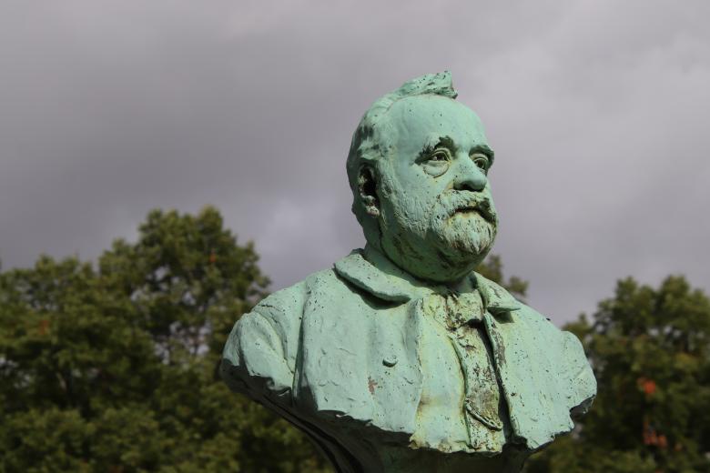 Free stock image of Bronze bust in a cemetery created by GAIMARD Jacques