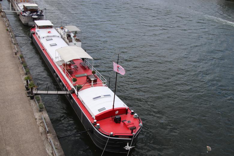 Free stock image of River barge on the Seine river, Paris created by GAIMARD Jacques