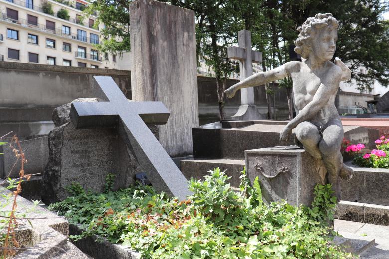Free stock image of Unusual sculptures on a grave created by GAIMARD Jacques