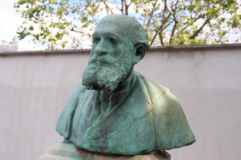 Free stock image of Bearded man's bust on a grave created by GAIMARD Jacques