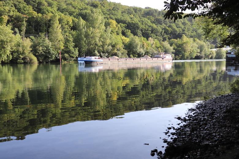 Free stock image of Barge on a quiet river created by GAIMARD Jacques