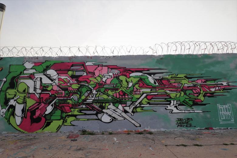Free stock image of French graffiti on wall with barbwire created by GAIMARD Jacques