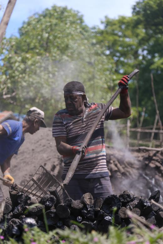 Free stock image of Men Shoveling Burned Wood created by Sahin Sezer Dincer