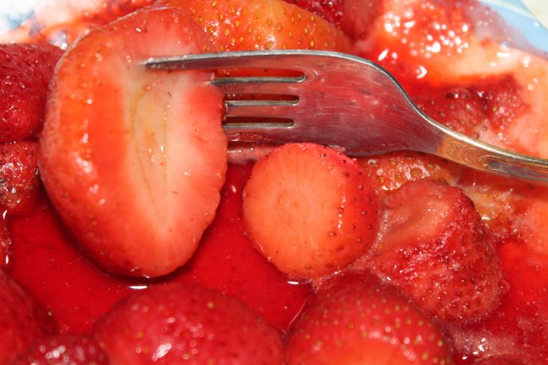 Free stock image of Eating strawberries with a fork created by NomeVizualizzato
