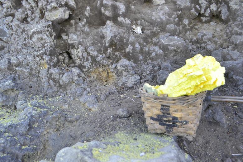 Free stock image of Mining at Kawah Ljen created by vanse