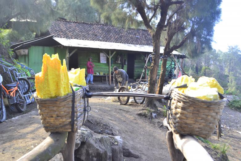 Free stock image of Mining Workers at Kawah Ljen created by vanse