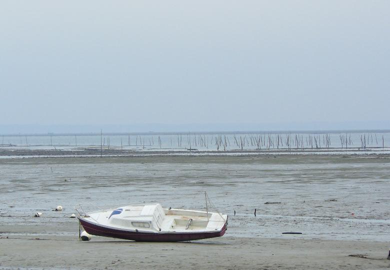 Free stock image of Small Boat on Beach at Arcachon Bay created by Dias Angela