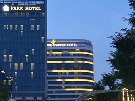 Two luxury Hotels in Singapore 