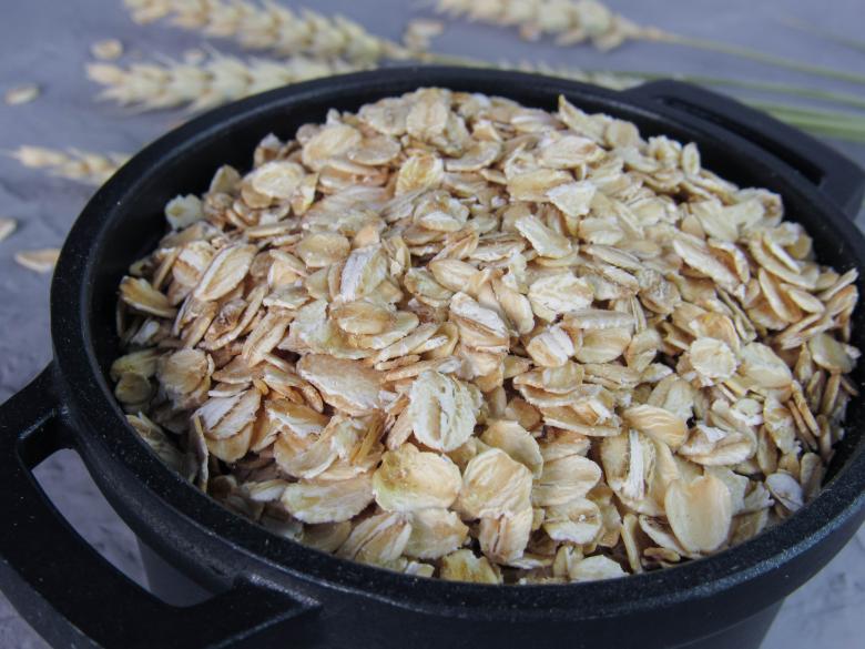Free stock image of Raw oatmeal in a black pan and spikelets created by Karyna Panchenko
