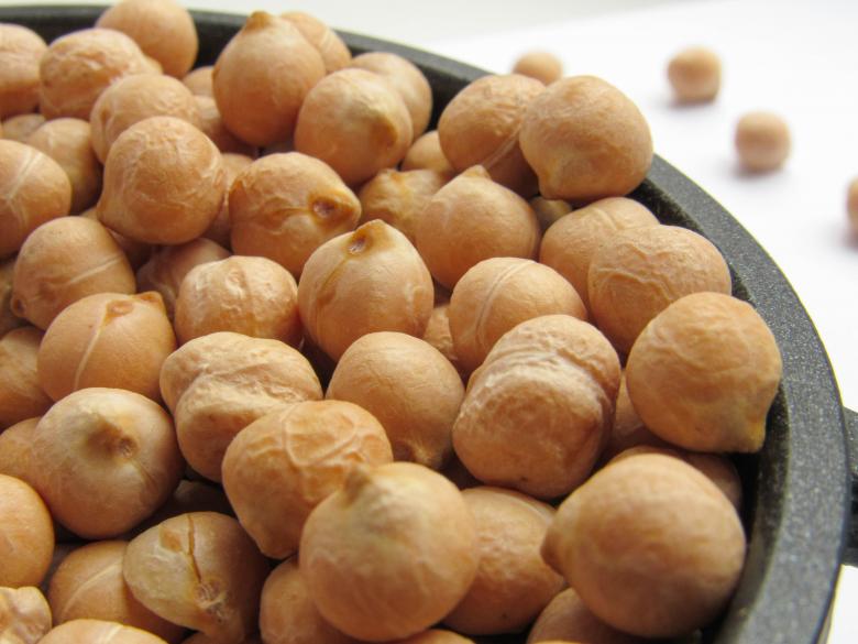 Free stock image of Chickpeas in a black pot created by Karyna Panchenko