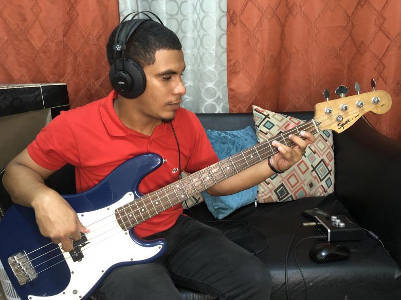 Free stock image of Bajista created by Jonathan Turbí Santana
