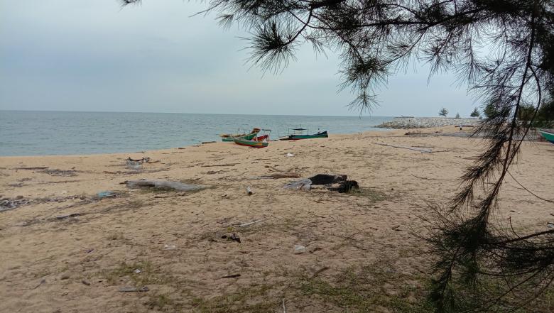 Free stock image of Gorgeous Beach That Also Has a Boat created by Mr Bukit Besi Junior