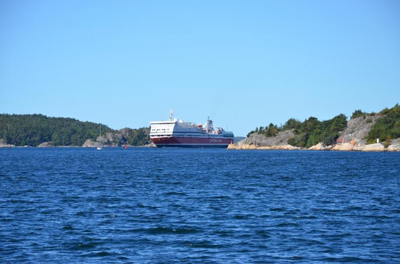 Free stock image of A ferry is entering the harbour created by Erik Schellingerhout