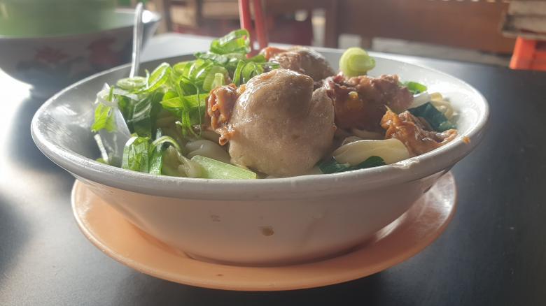 Free stock image of A bowl of asian food leeks and meatballs with chopsticks on a table created by sapiduduk