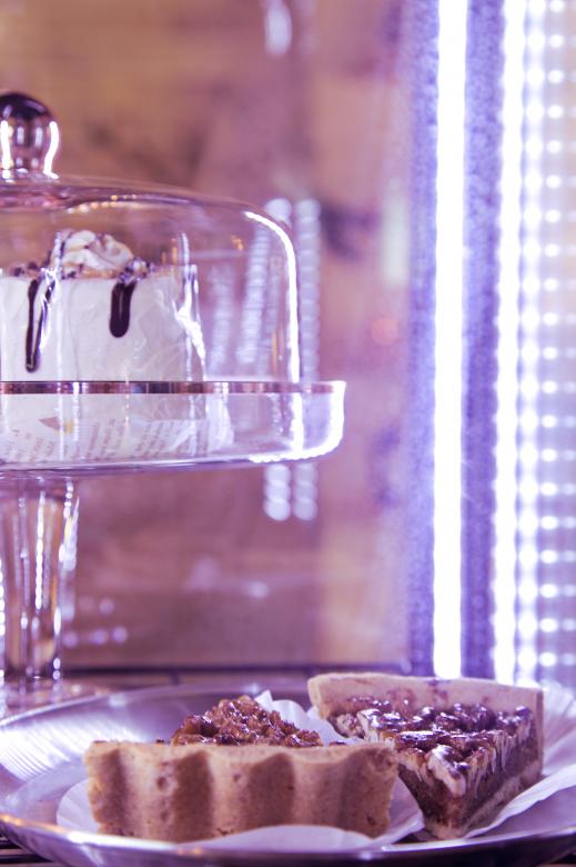 Free stock image of Cake on the glass tray created by Daria Chemeris