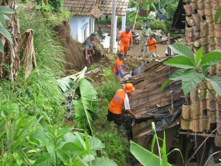 menolong korban bencana alam