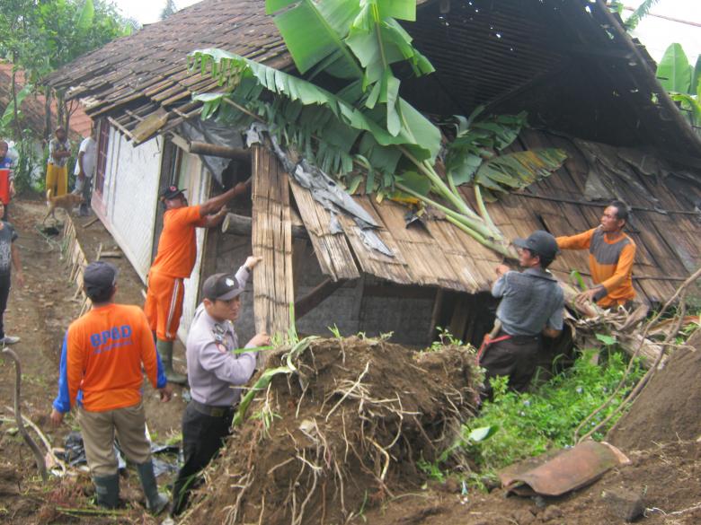 Free stock image of rumah hancur kena longsor created by bang doel