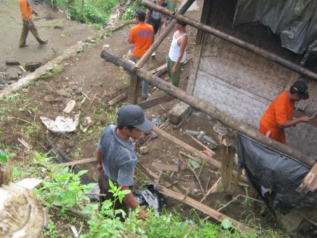 rumah warga tertimpa longsor